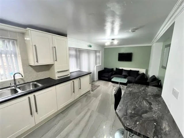6 bedroom terraced house for rent