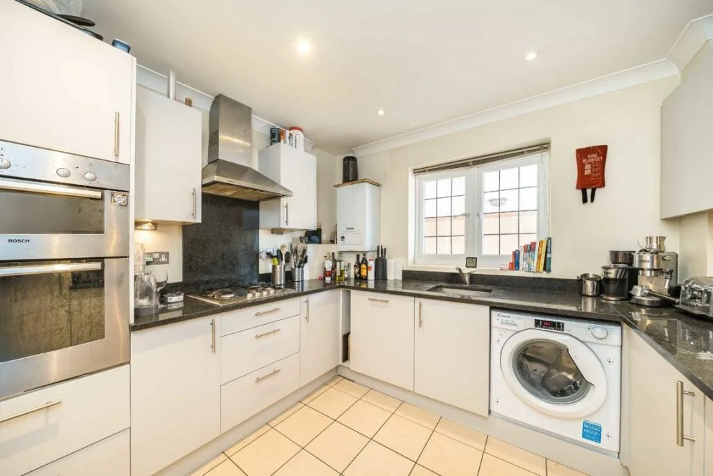 4 bedroom semi-detached house for rent
