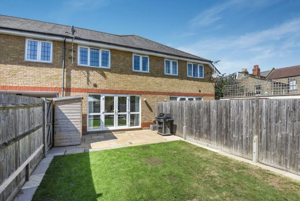 4 bedroom semi-detached house for rent