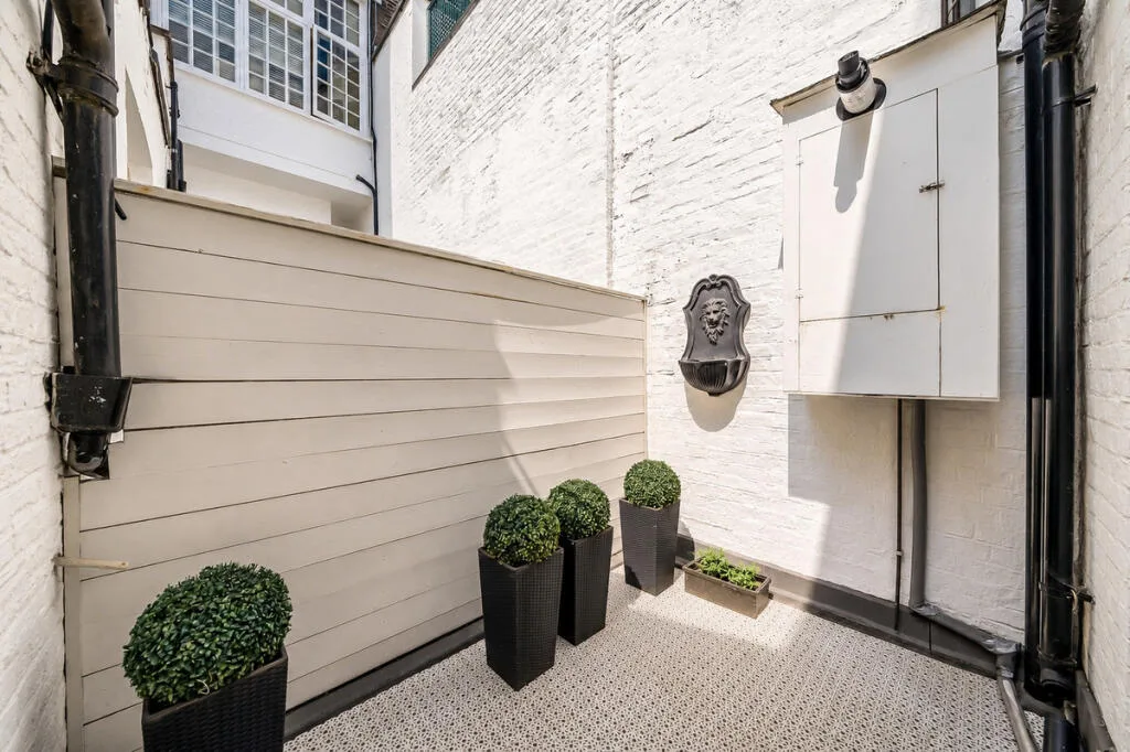 3 bedroom mews property for rent