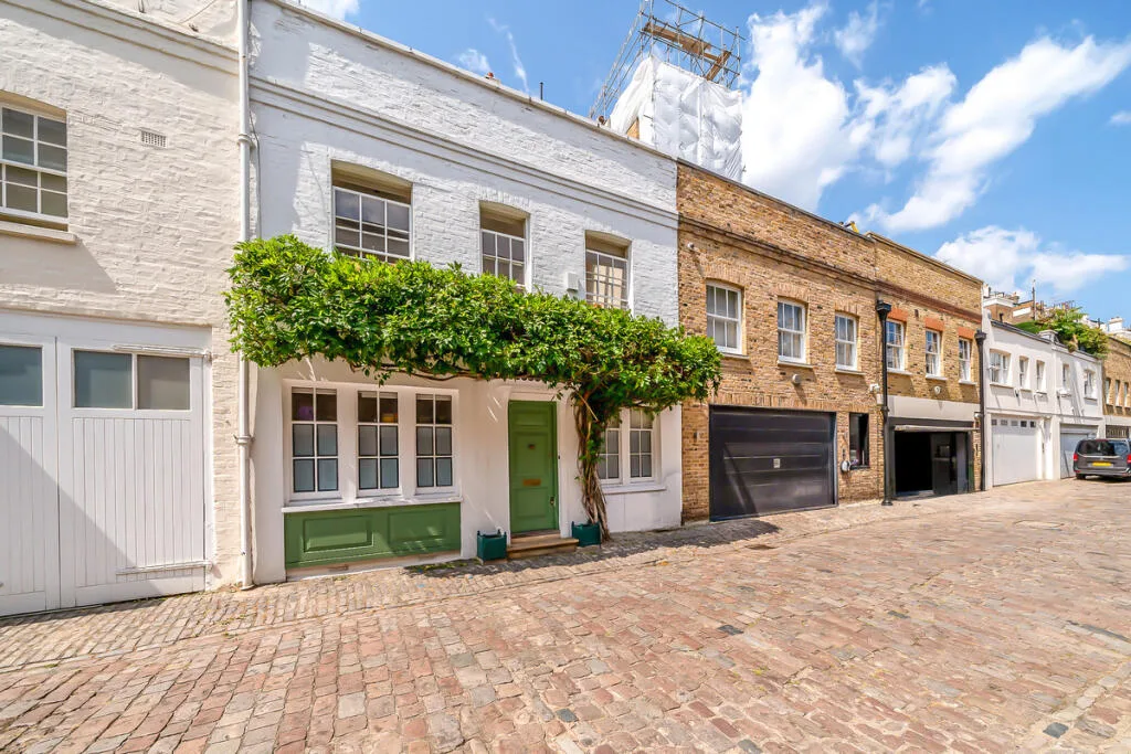 3 bedroom mews property for rent