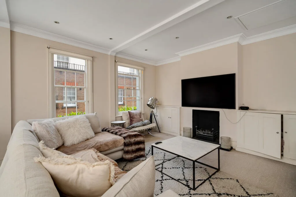 3 bedroom mews property for rent