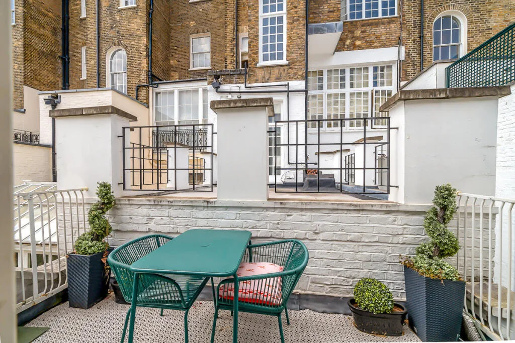 3 bedroom mews property for rent