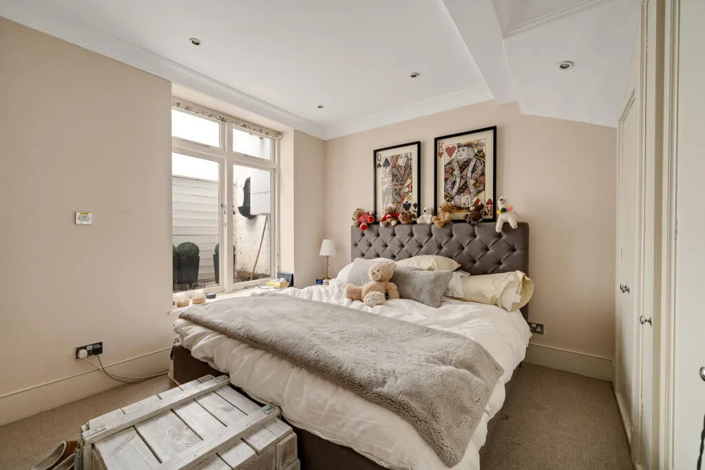 3 bedroom mews property for rent