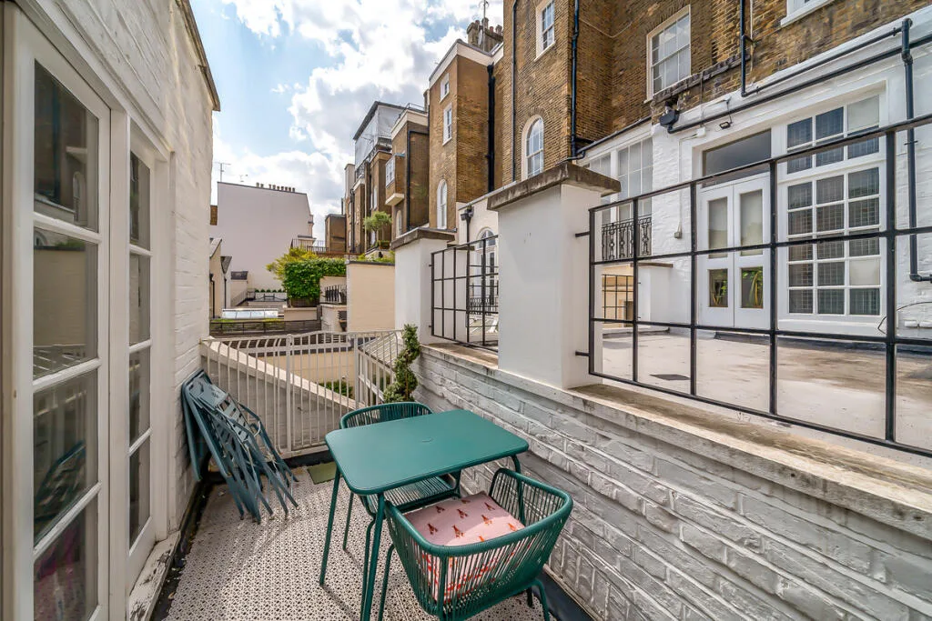 3 bedroom mews property for rent