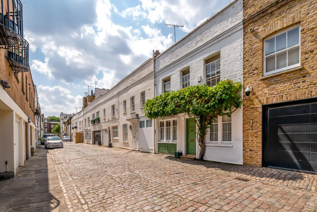 3 bedroom mews property for rent