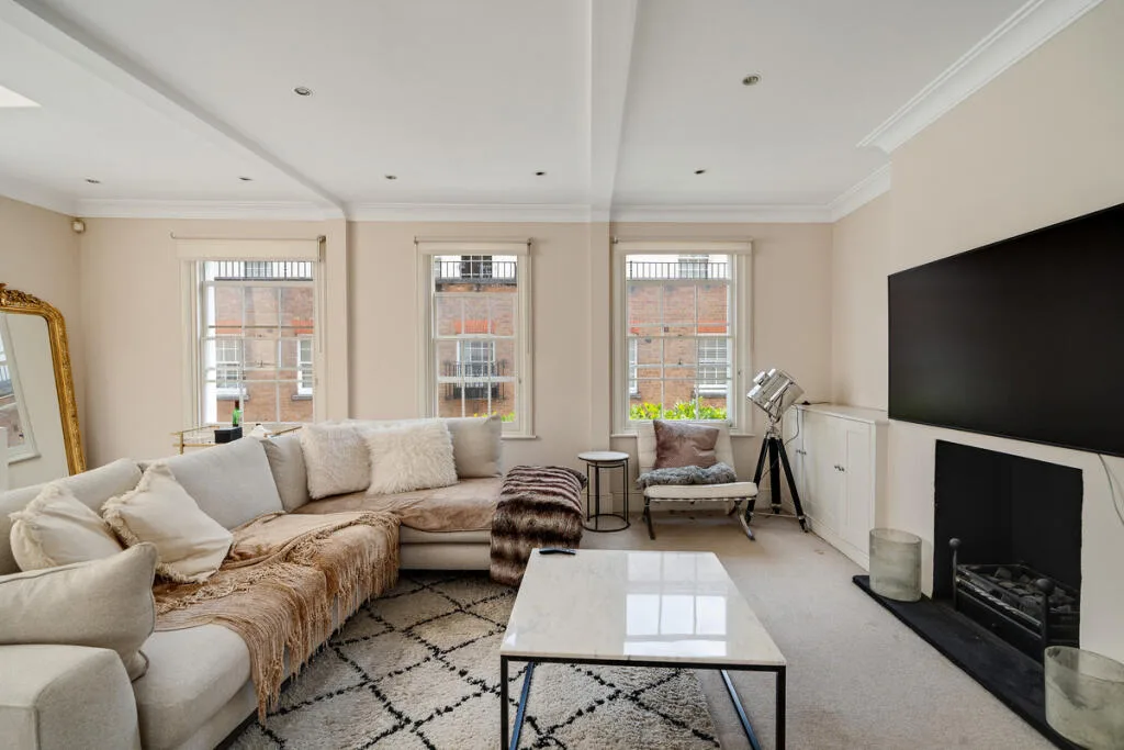 3 bedroom mews property for rent