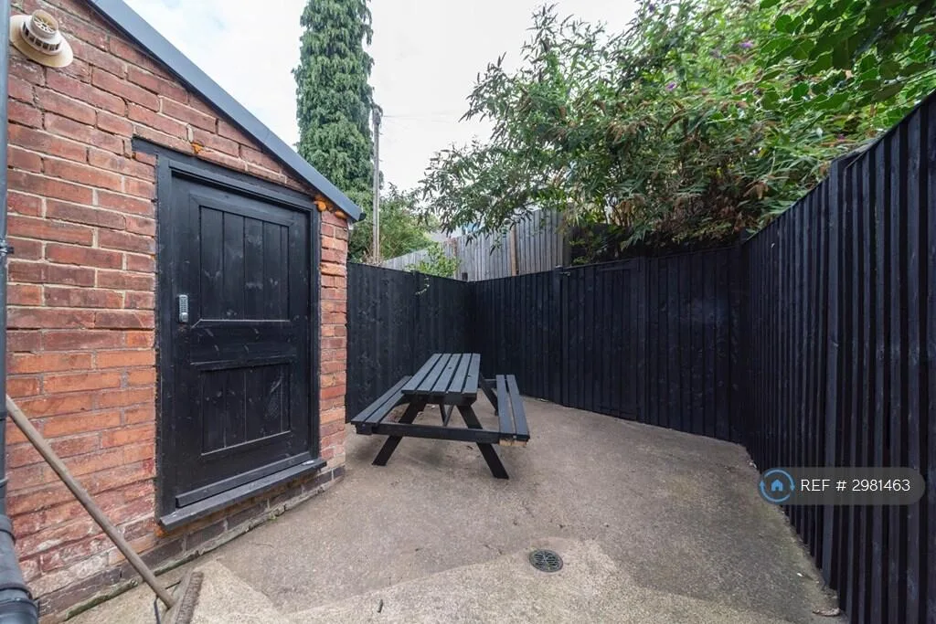 5 bedroom terraced house for rent