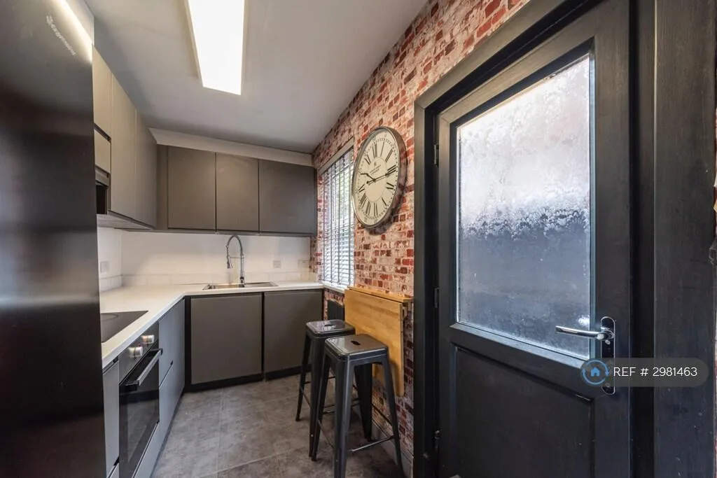 5 bedroom terraced house for rent