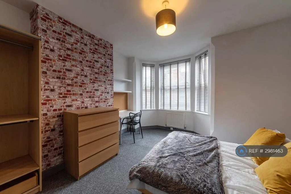 5 bedroom terraced house for rent