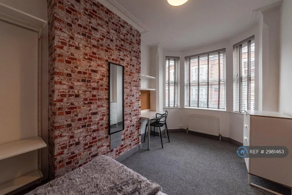5 bedroom terraced house for rent