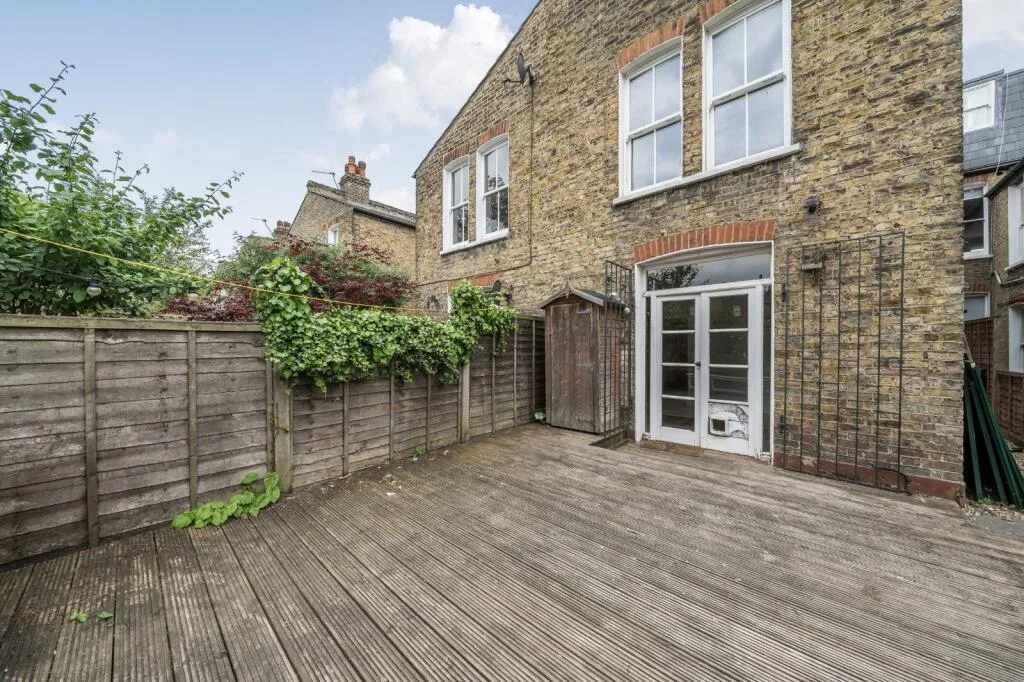 3 bedroom maisonette for rent