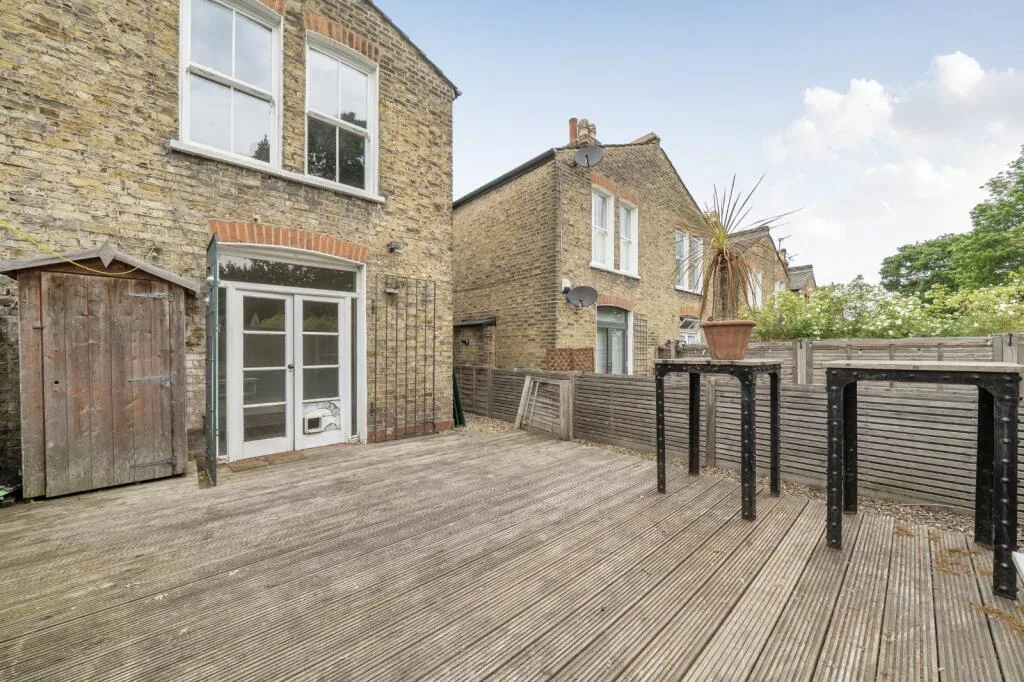 3 bedroom maisonette for rent