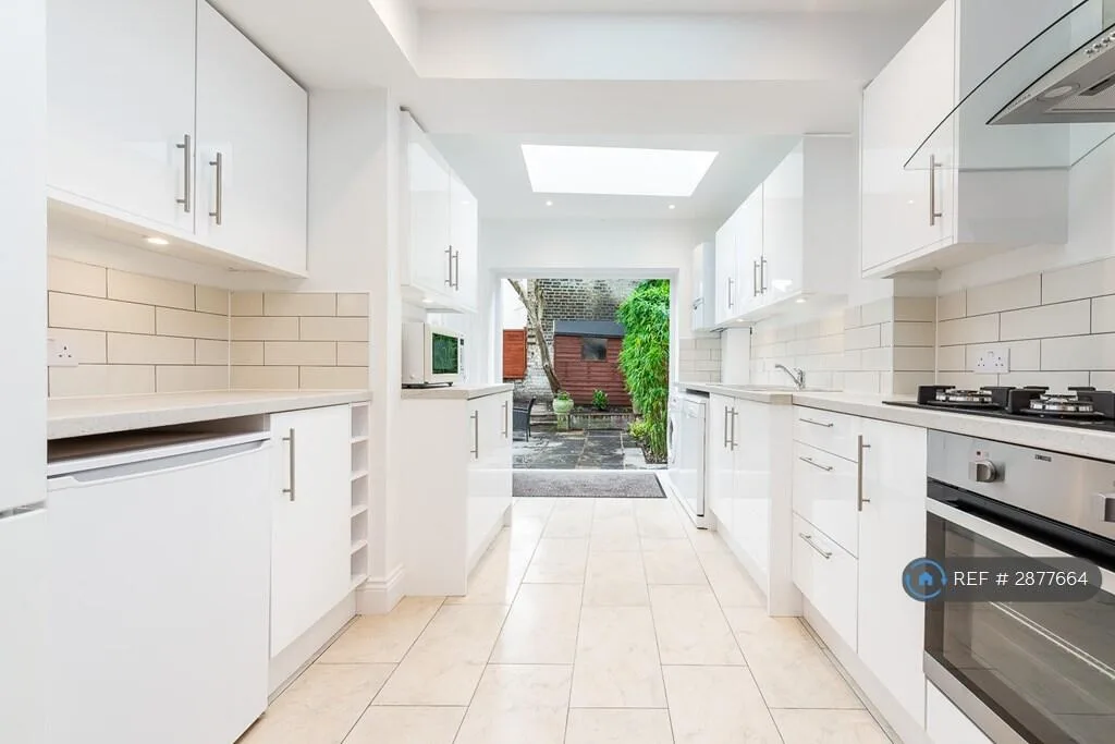5 bedroom terraced house for rent