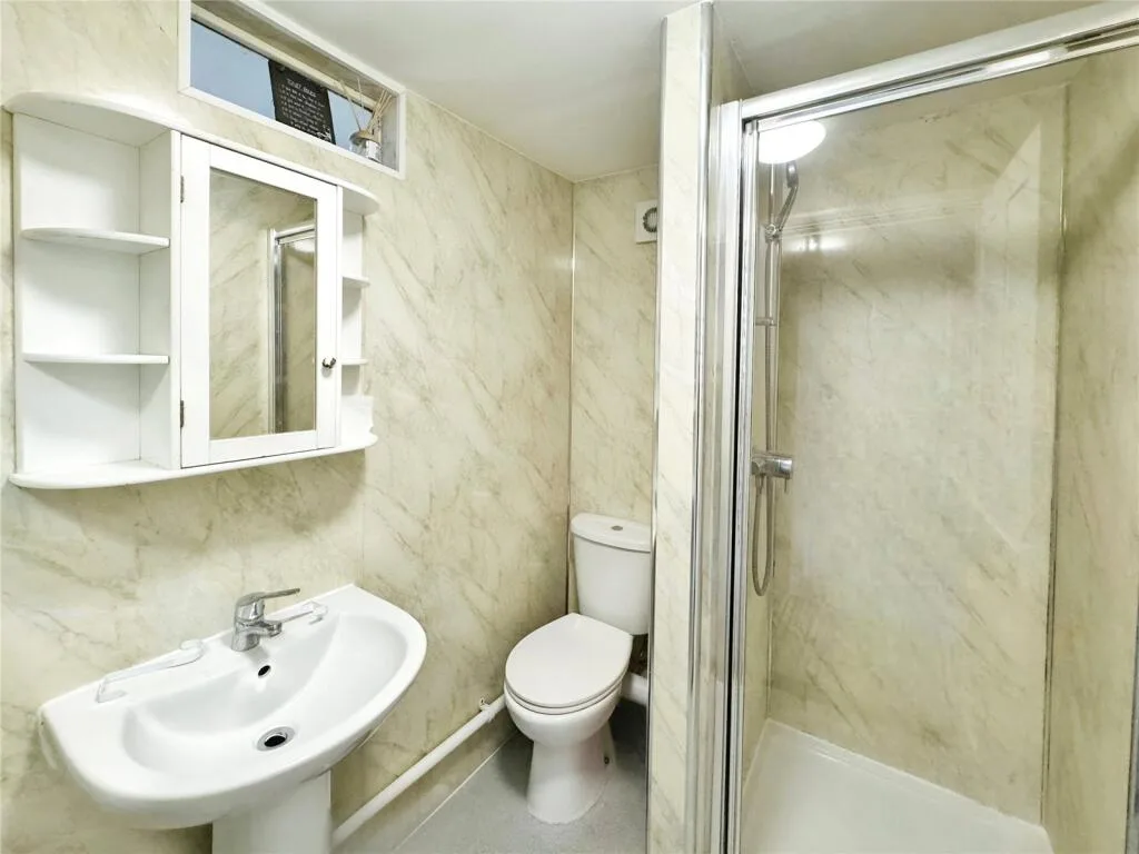 3 bedroom end of terrace house for rent