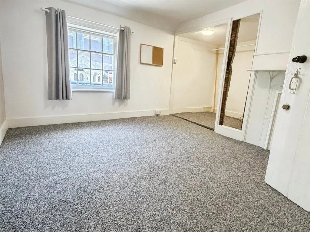4 bedroom end of terrace house for rent
