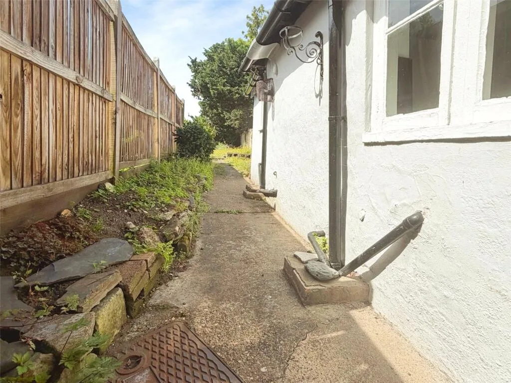 4 bedroom end of terrace house for rent
