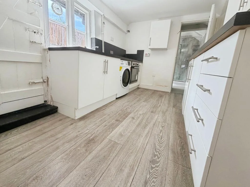 4 bedroom end of terrace house for rent