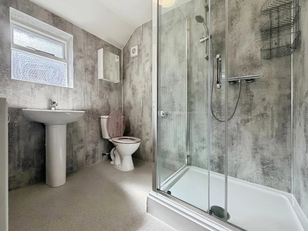 4 bedroom end of terrace house for rent