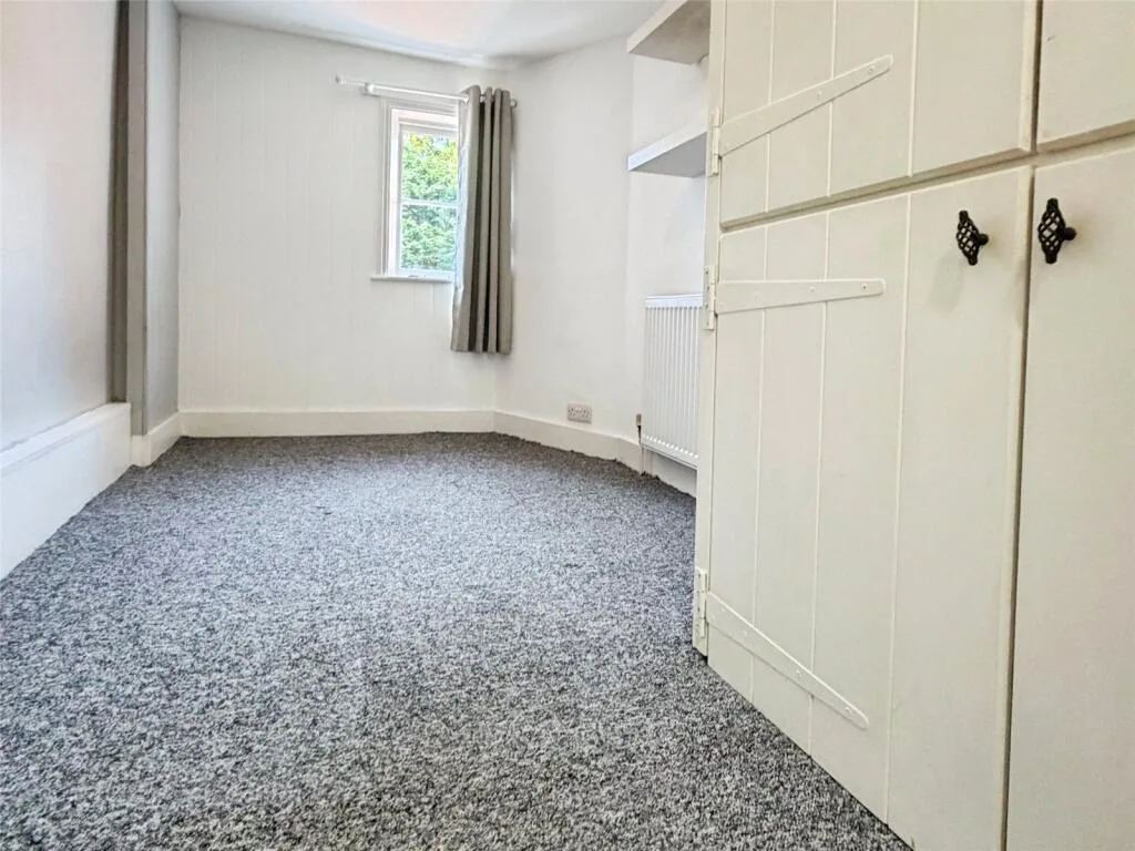 4 bedroom end of terrace house for rent