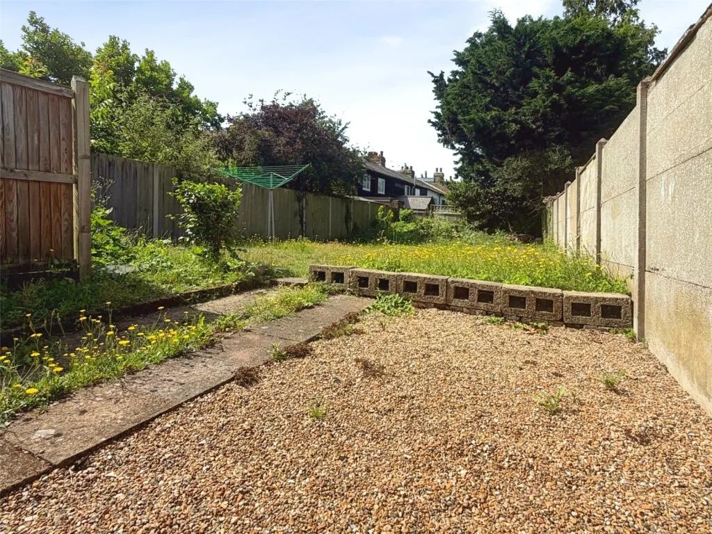 4 bedroom end of terrace house for rent