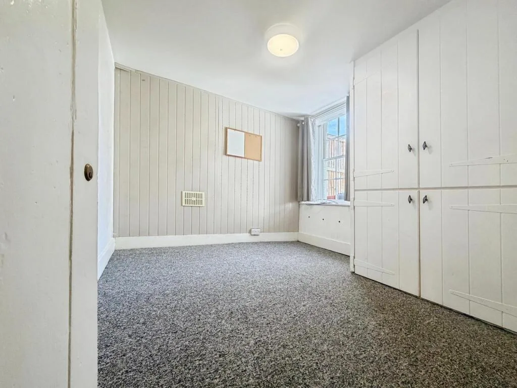 4 bedroom end of terrace house for rent