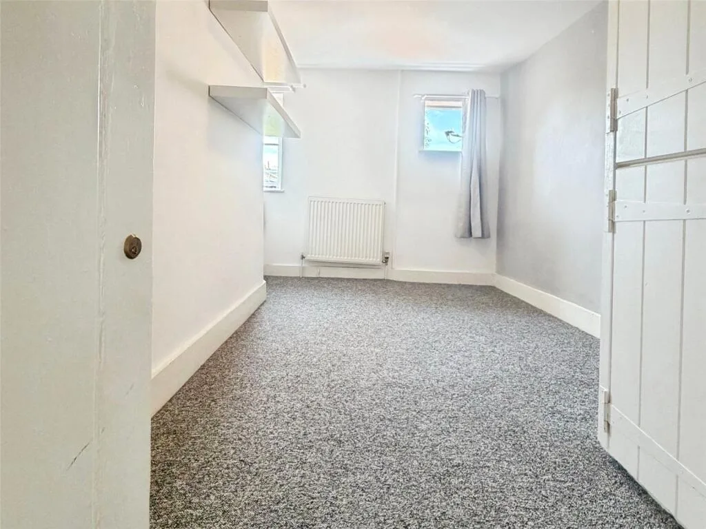 4 bedroom end of terrace house for rent