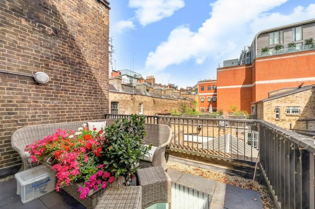 2 bedroom maisonette for rent
