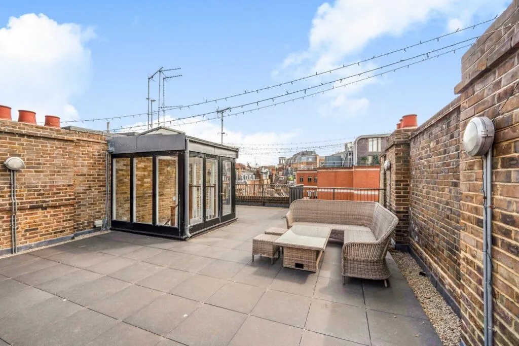 2 bedroom maisonette for rent