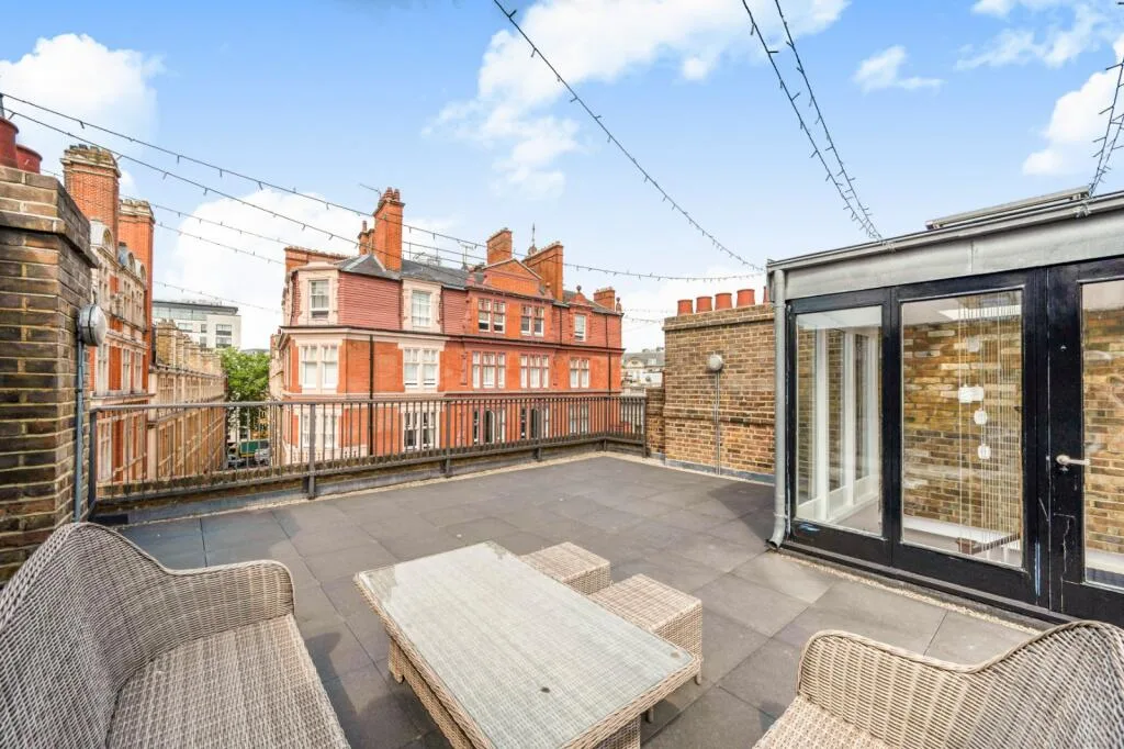 2 bedroom maisonette for rent