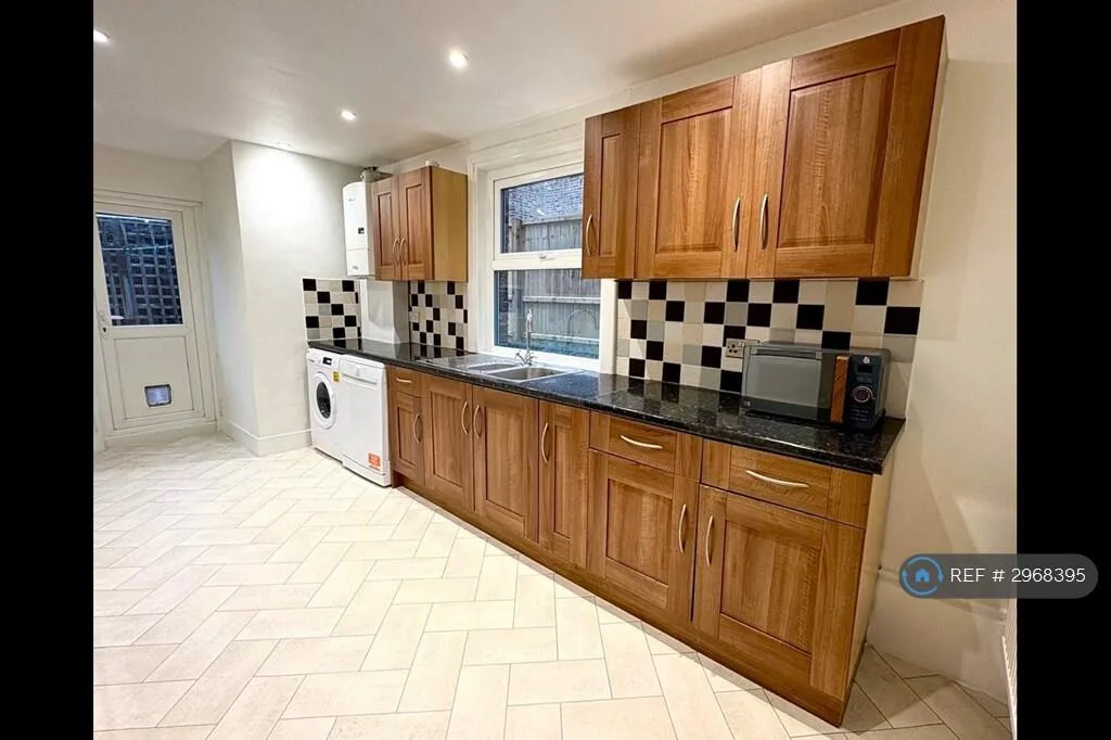 3 bedroom end of terrace house for rent