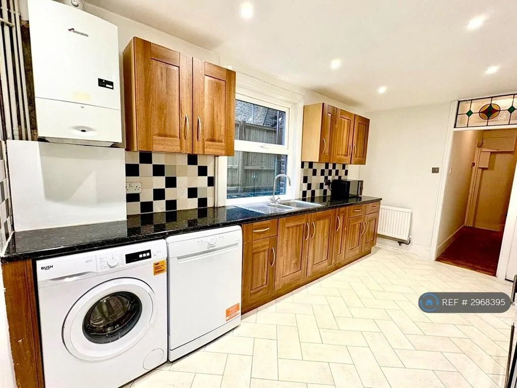 3 bedroom end of terrace house for rent