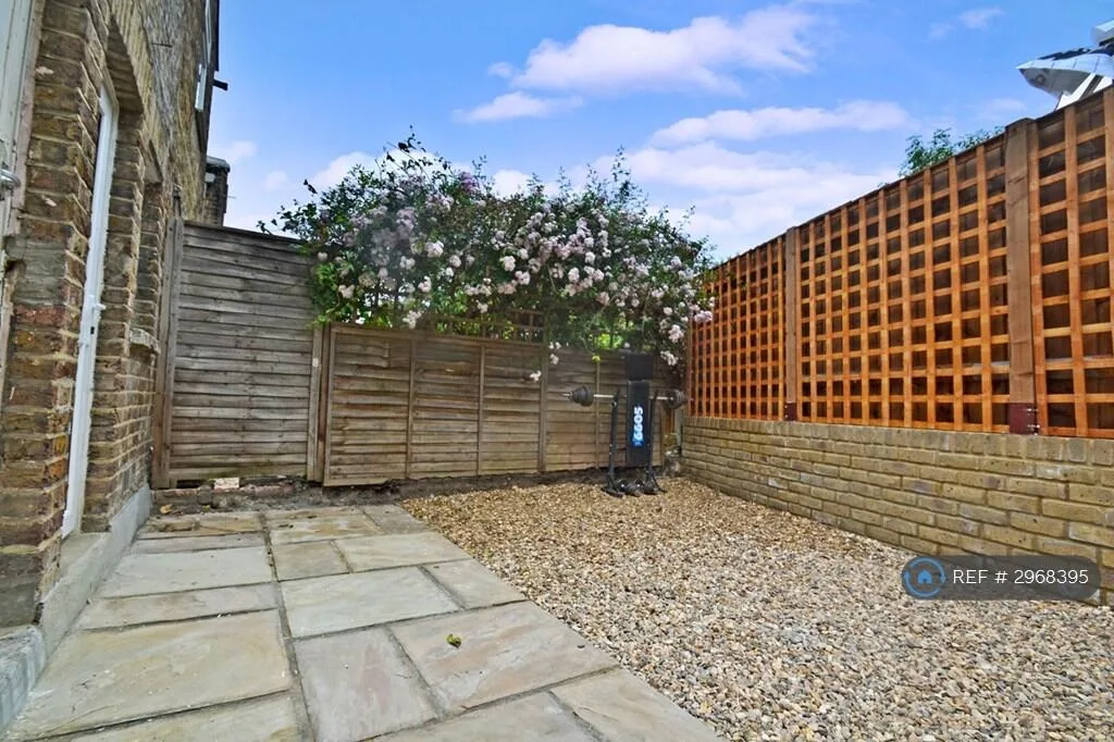3 bedroom end of terrace house for rent