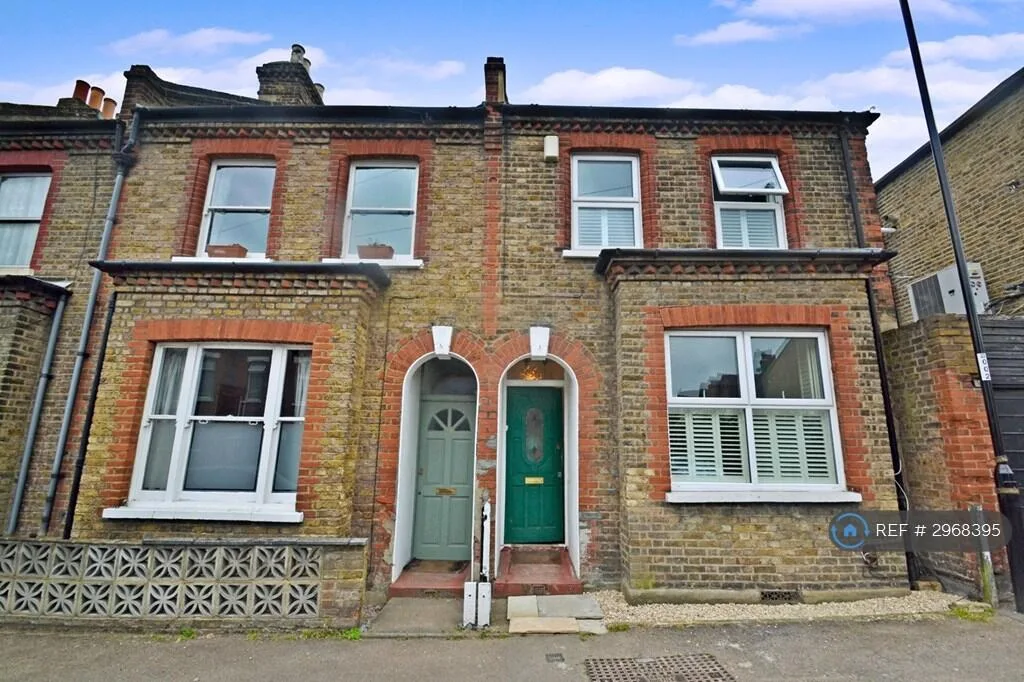3 bedroom end of terrace house for rent