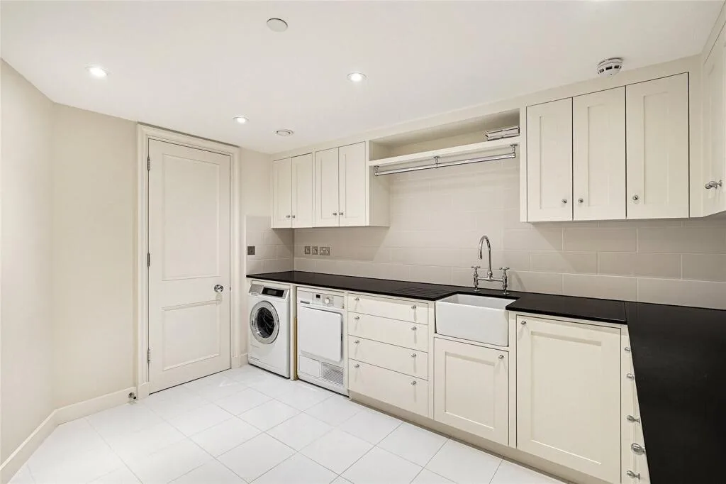 3 bedroom mews property for rent