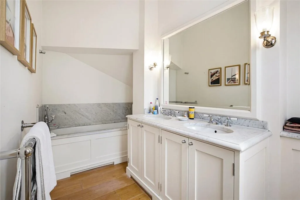 3 bedroom mews property for rent