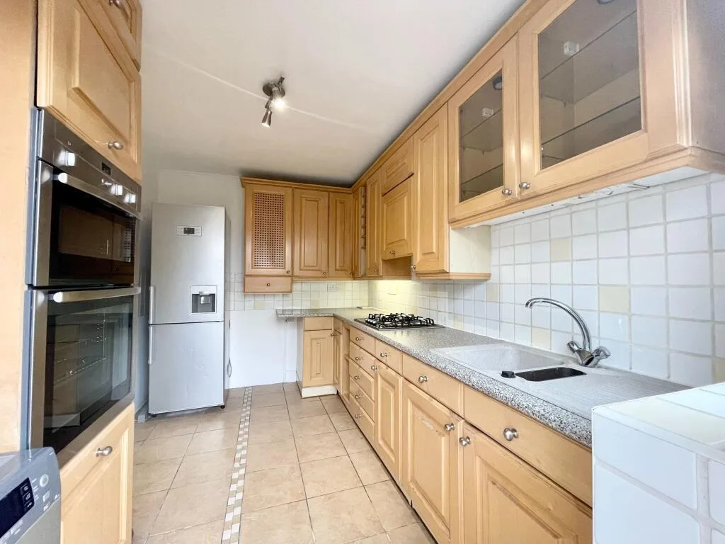 2 bedroom maisonette for rent