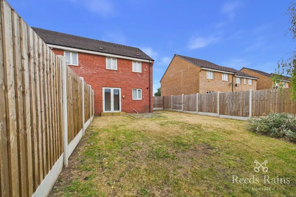 3 bedroom semi-detached house for rent