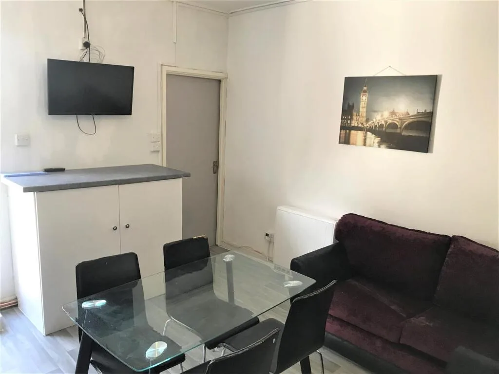 5 bedroom flat for rent