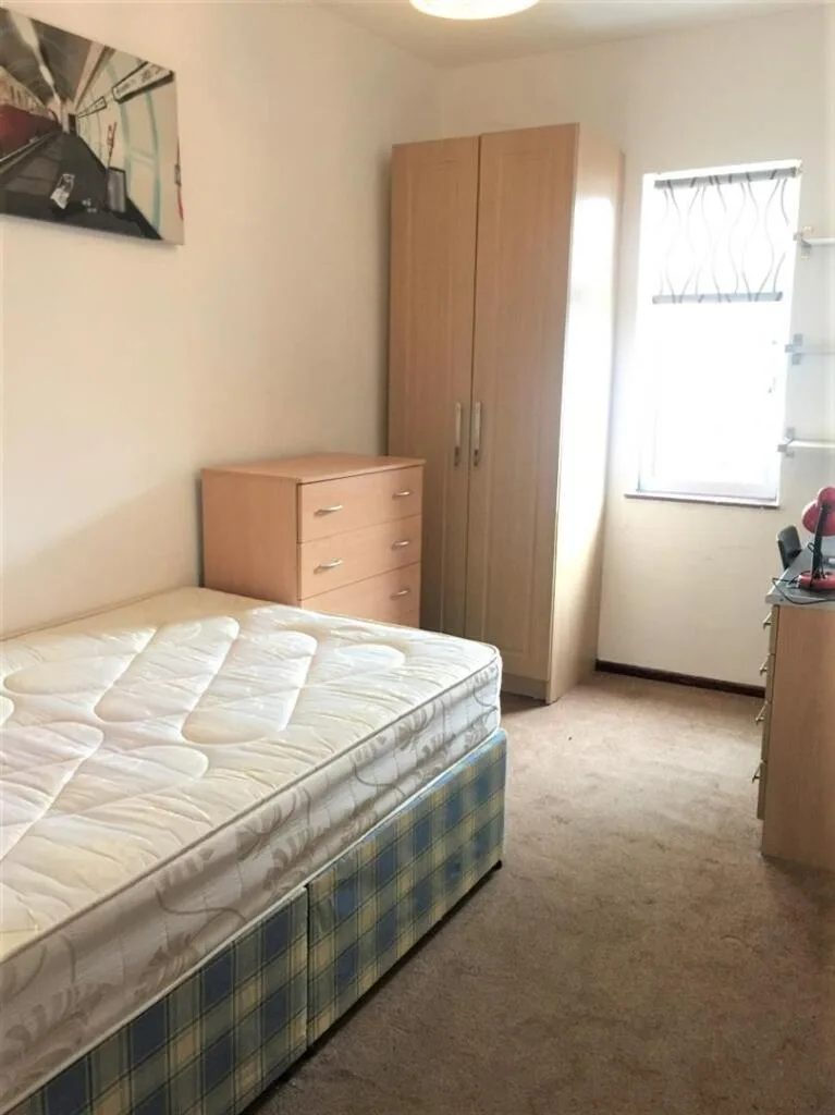 5 bedroom flat for rent