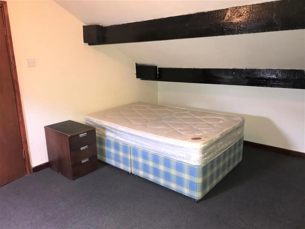 5 bedroom flat for rent
