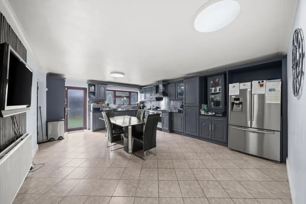 5 bedroom semi-detached house for rent