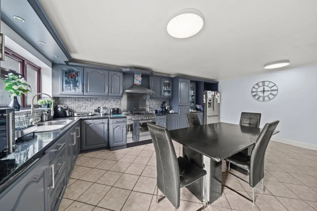 5 bedroom semi-detached house for rent