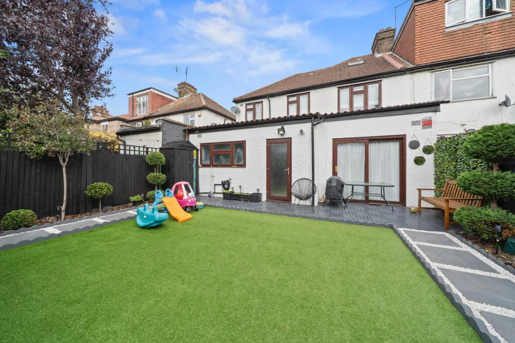 5 bedroom semi-detached house for rent