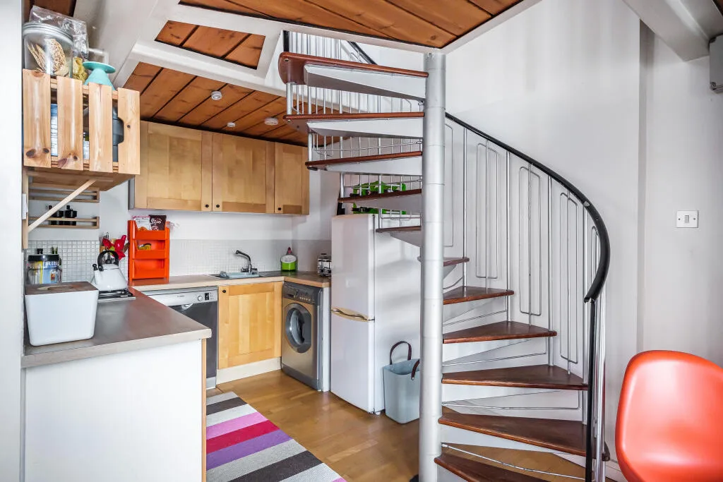 1 bedroom mews property for rent