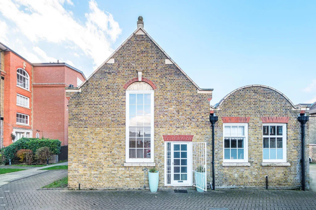 1 bedroom mews property for rent