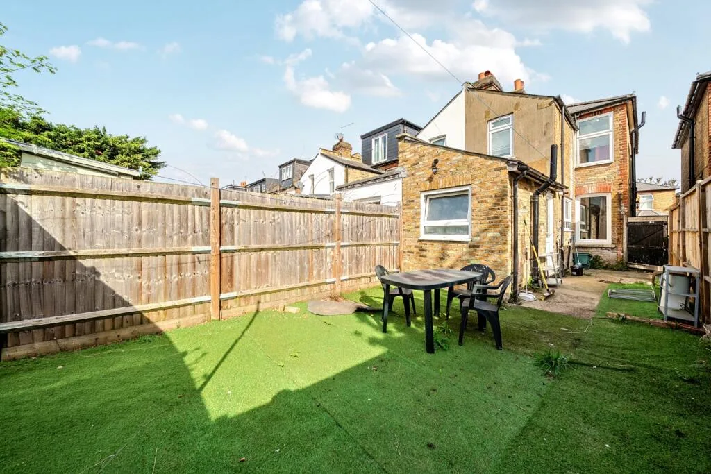 4 bedroom semi-detached house for rent