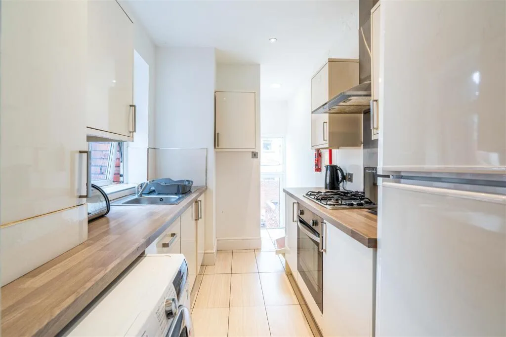 5 bedroom maisonette for rent