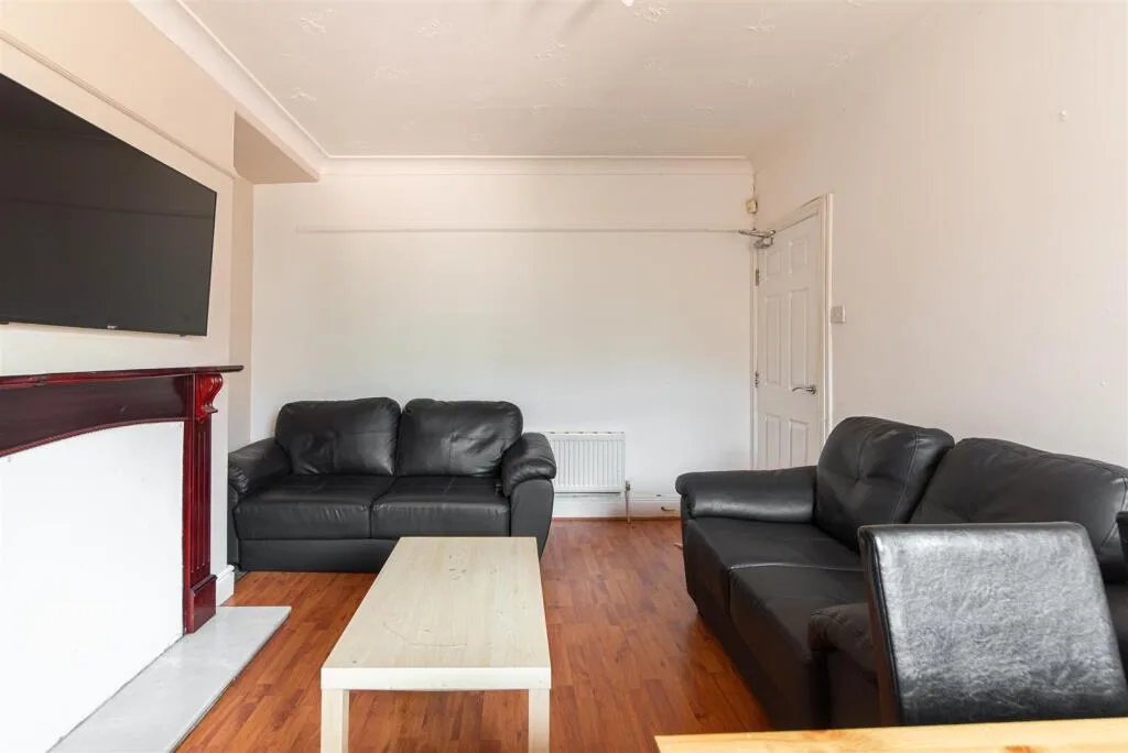 5 bedroom maisonette for rent