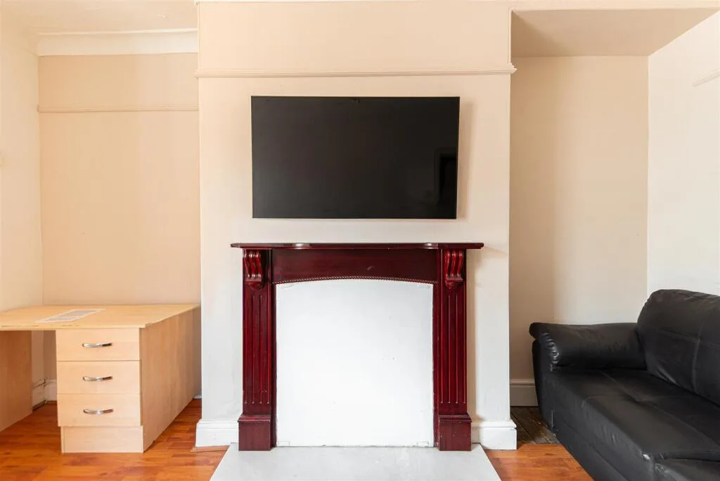 5 bedroom maisonette for rent